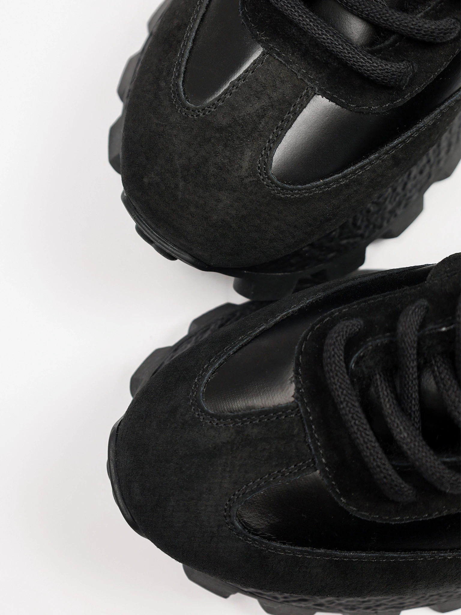 Кроссовки комбинированные черного цвета на рельефной подошве